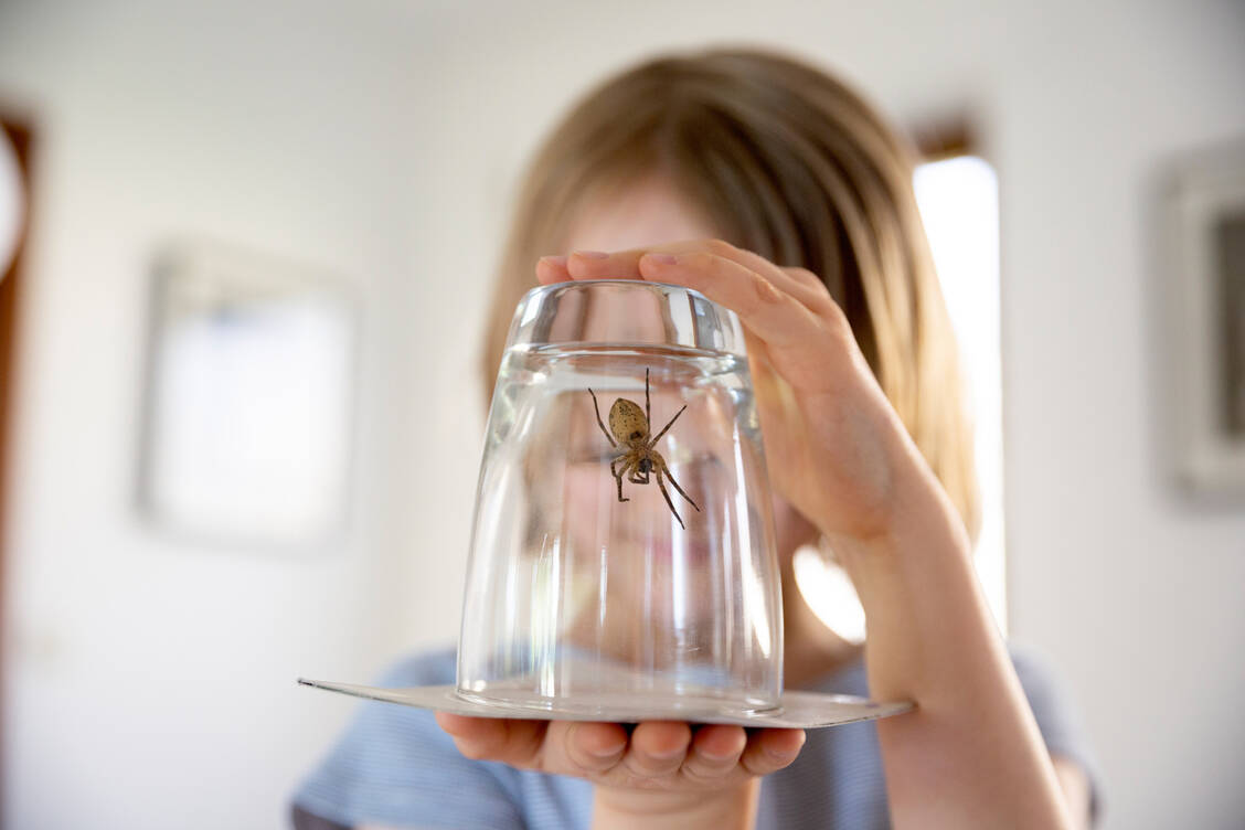 Häufig entwickeln sich Phobien in der Kindheit oder Jugend und können durch traumatische Ereignisse oder das Erlernen von Ängsten durch Beobachtung, etwa von Eltern oder Geschwistern, entstehen. / Foto: Getty Images/Elva Etienne