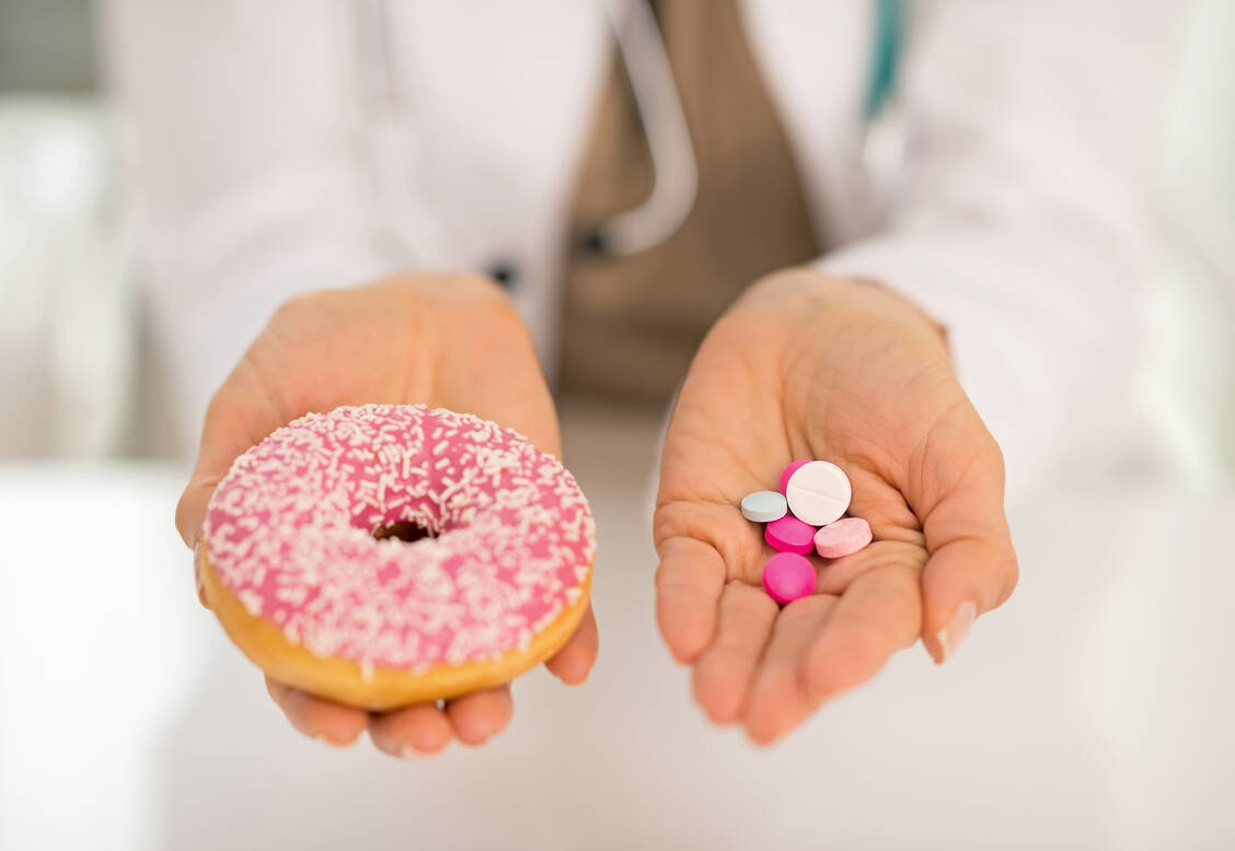 Menschen mit Diabetes sollten aufpassen: Etliche Antidiabetika fördern die Gewichtszunahme. Manchmal liegt´s aber auch an den Essgewohnheiten, wenn die Waage immer mehr Kilos anzeigt. / Foto: Shutterstock/Alliance