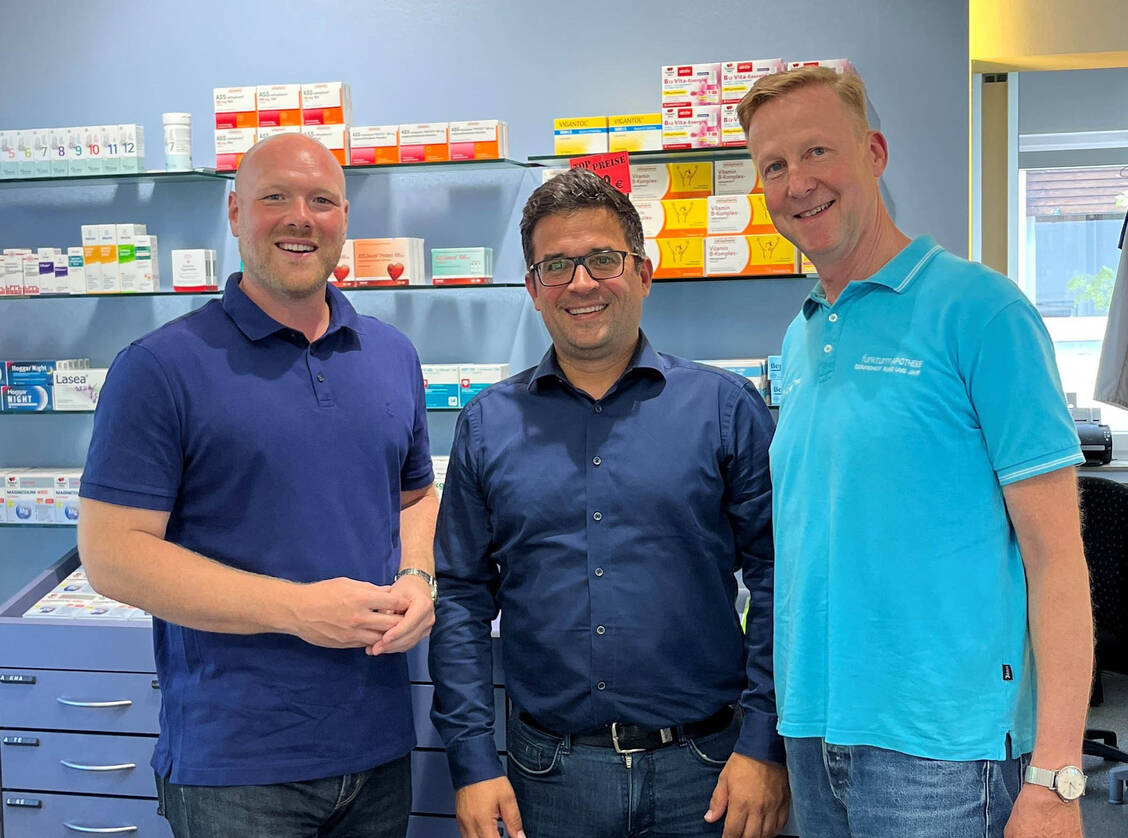 Der SPD-Bundestagsabgeordnete Jens Peick (links) im Gespräch mit dem Dortmunder Apotheker Felix Tenbieg (Mitte) und Frank Dieckerhoff, Vizepräsident der AKWL. / Foto: AKWL