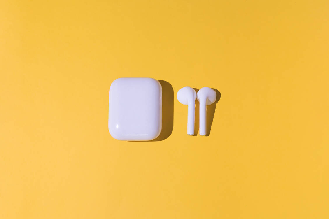 Mit einer speziellen Software sind die Airpods Pro 2 von Apple als Hörgeräte nutzbar – zumindest bei leichter bis mittlerer Schwerhörigkeit. / © Getty Images/DBenitostock