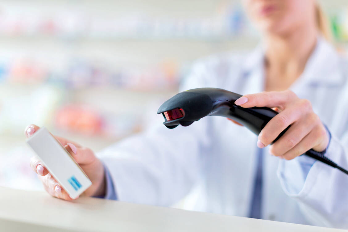 Bei GSK kam es bei einigen Chargen von Inhalatoren zu einer falschen Kennzeichnung beim Fälschungsschutz. Apotheker sollen die notwendigen Daten für die Verifizierung manuell eingeben. / Foto: Shutterstock/pikselstock