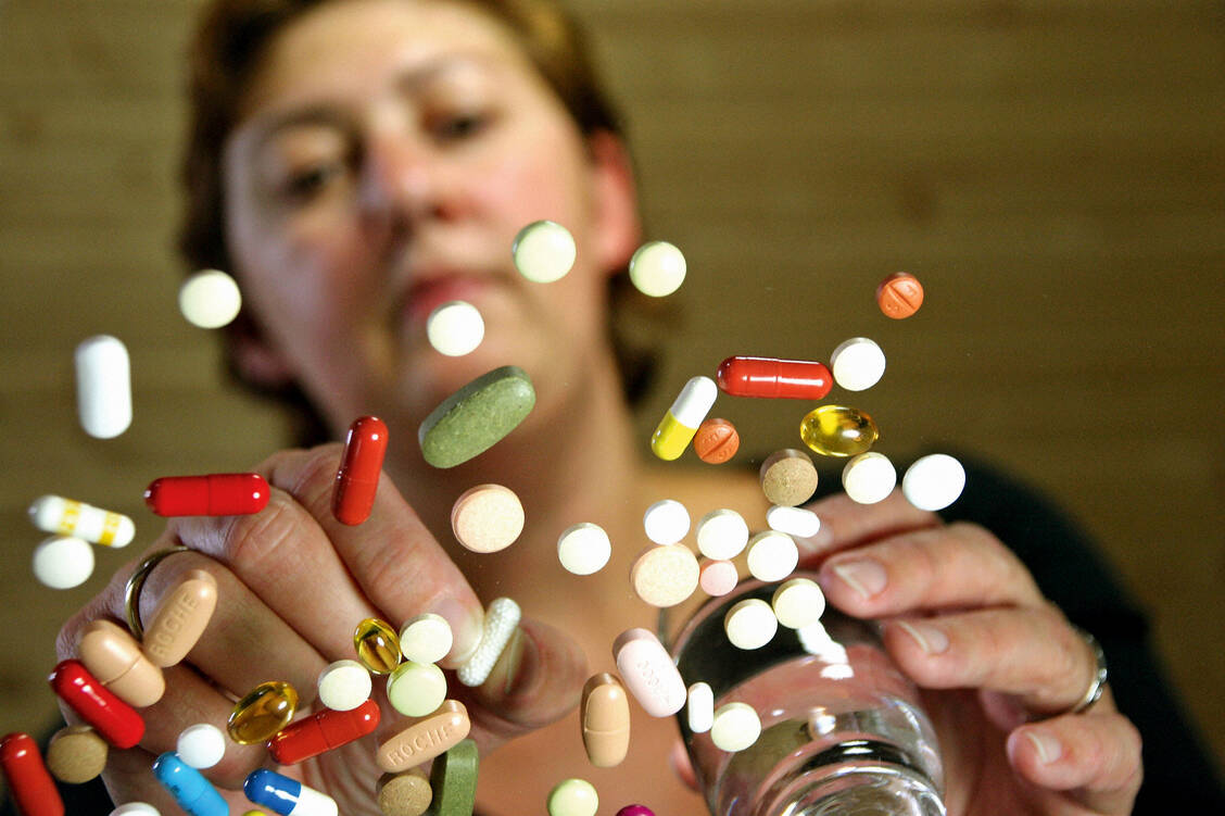 Kopfschmerzen, die durch Kopfschmerzmittel ausgelöst werden: Für viele Patienten klingt das paradox. Sie sind sich der Risiken eines Analgetika-Übergebrauchs oft nicht bewusst. / Foto: imago/blickwinkel