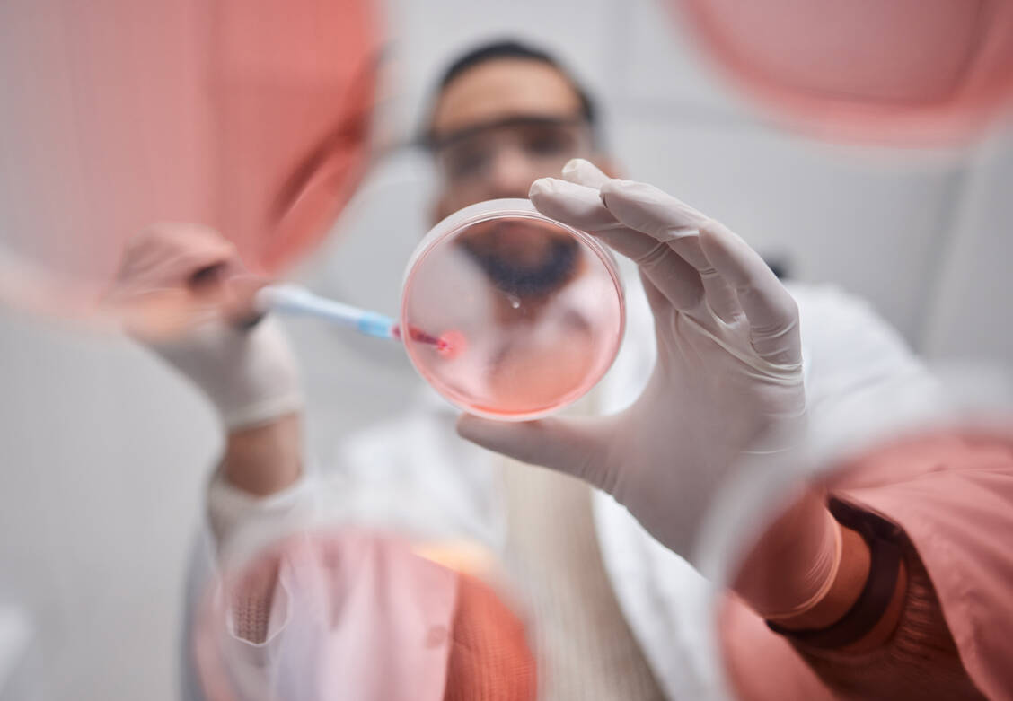 Die Pharmaindustrie ist gerade aufgrund des hohen Akademikeranteils vom Fachkräftemangel betroffen. / © Shutterstock/PeopleImages.com - Yuri A