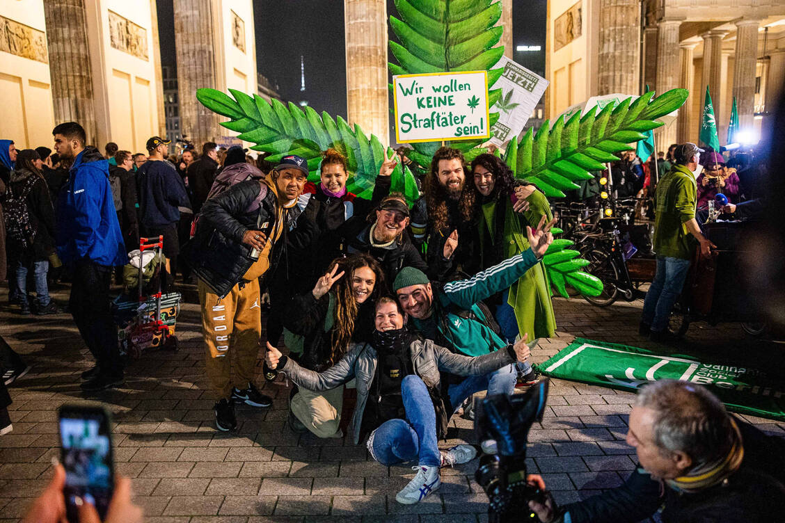 Vor einem Jahr feierten Cannabis-Liebhaber am Brandenburger Tor.  / © IMAGO/Manngold