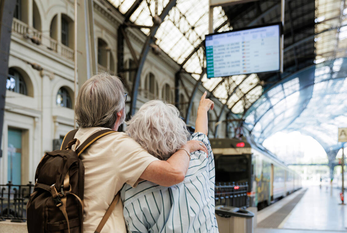 Wo soll es hingegen? Mit steigendem Alter achten Reisende dabei zunehmend auf die medizinische Versorgung am Urlaubsort. / © Getty Images/Javi Sanz