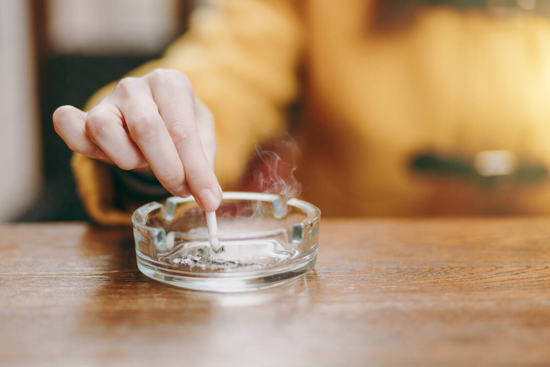 Für Menschen, die das Rauchen aufgeben wollen, steht in Deutschland seit Kurzem ein neues Mittel zur Verfügung: Cytisin, ein Alkaloid aus dem Goldregen. / Foto: Adobe Stock/ViDi Studio