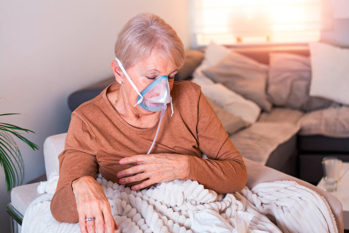 Viele Covid-19-Patienten leiden wochenlang unter Symptomen wie Atemnot und starker Erschöpfung. Alter und das weibliche Geschlecht scheinen dabei zwei Risikofaktoren zu sein. / Foto: Getty Images/stefanamer