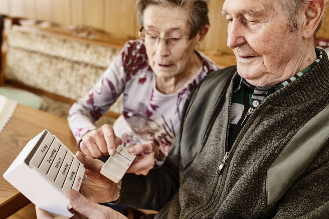Patienten mit Alzheimer-Demenz bekommen oft viele Medikamente. Nutzen und Risiken von Antidementiva und Antipsychotika sollten regelmäßig kontrolliert werden.  / Foto: Adobe Stock/bilderstoeckchen