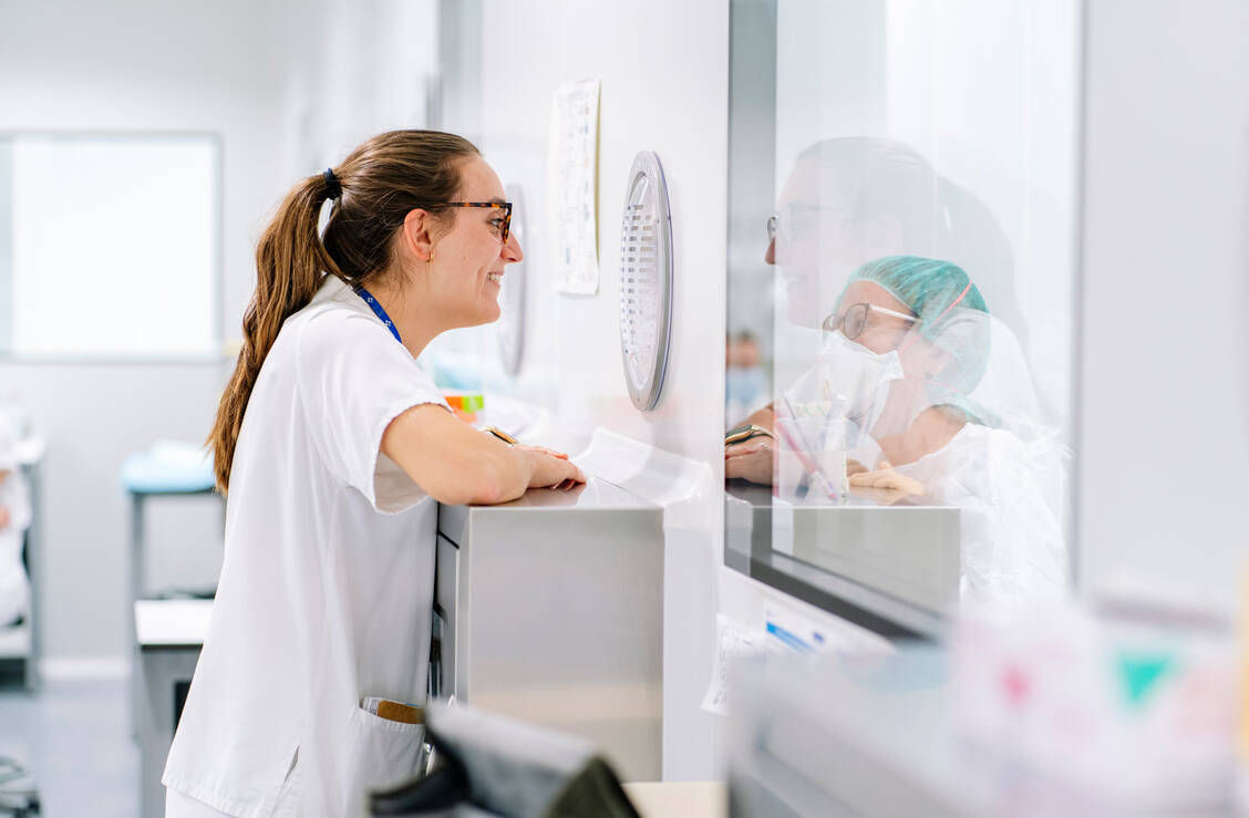Immer mehr Krankenhausapotheker in Deutschland sind zwischen Stationen und Zentralapotheke unterwegs und sorgen so für interdisziplinären Austausch. / Foto: Getty Images/Westend61