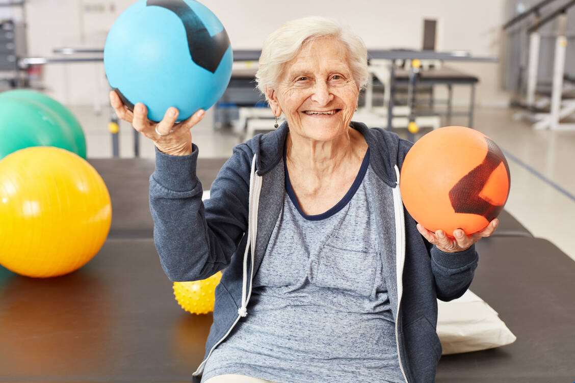 Regelmäßiges Training gibt Senioren mehr Selbstvertrauen und fördert Kraft und Gleichgewicht. / Foto: Adobe Stock/Robert Kneschke