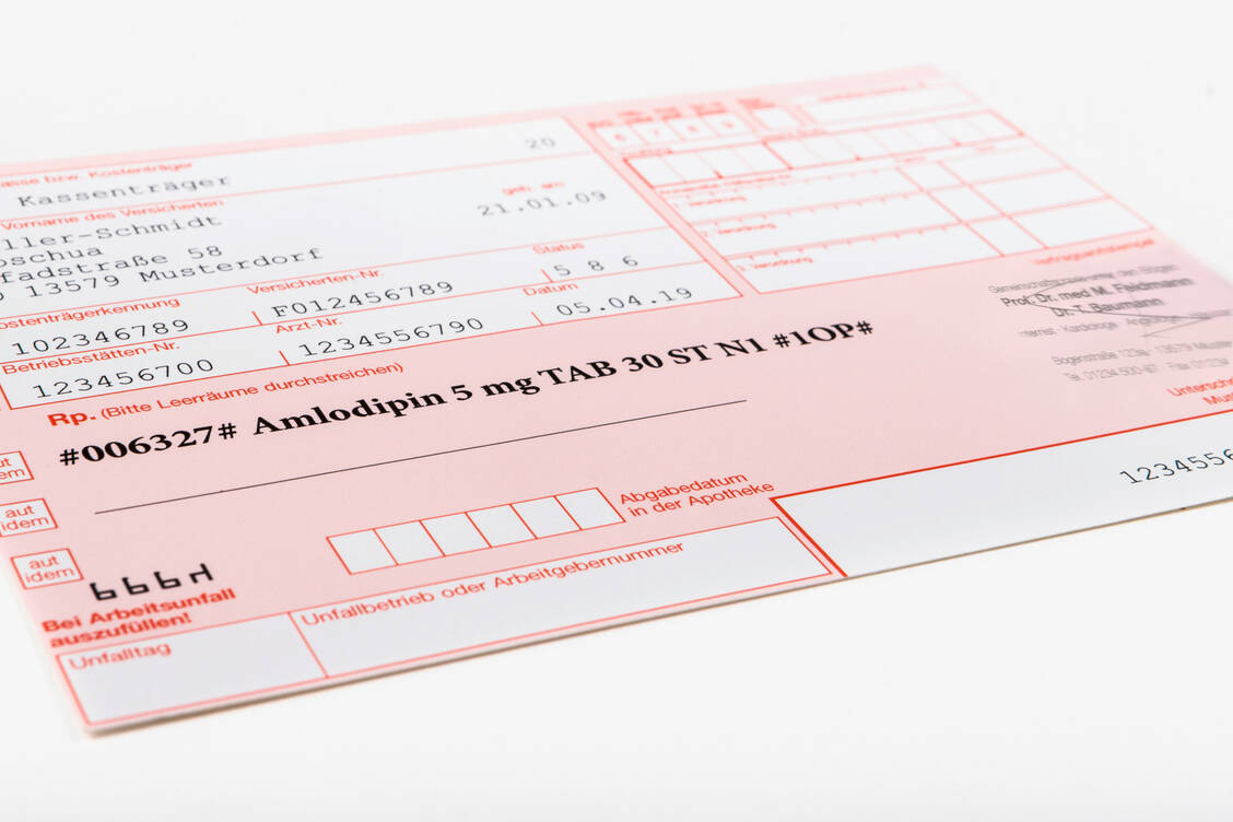 Statt bislang einen Monat ist das rosa Rezept ab sofort konkret 28 Tage gültig, egal ob der letzte Belieferungstag ein Feiertag ist oder auf das Wochenende fällt. / Foto: ABDA