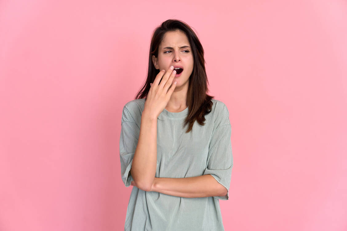 Wenn Lippenherpes sich auch im Mund bemerkbar macht, kann eine Buccaltablette sinnvoll sein. / © Getty Images/David Espejo