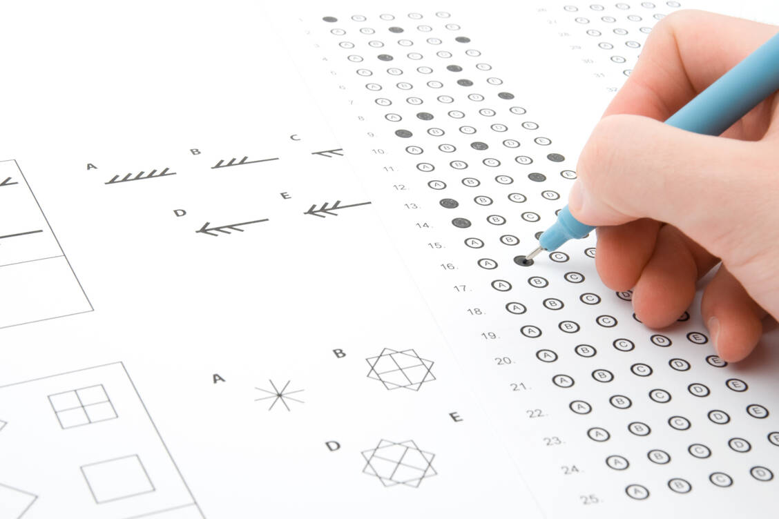 Personen, die eine SARS-CoV-2-Infektion durchgemacht haben, können auch Monate nach der Covid-19-Erkrankung kognitive Einbußen aufweisen, wie eine Auswertung von Teilnehmern eines britischen Intelligenztests zeigt. / Foto: Adobe Stock/jirsak