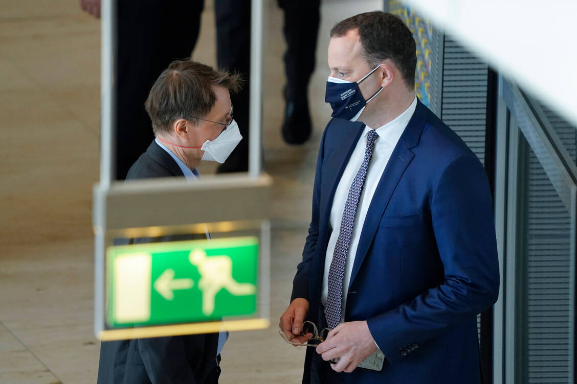 Die Gesundheitspolitiker Karl Lauterbach (SPD) und Jens Spahn (CDU) haben es erneut in den Bundestag geschafft. Wie sieht es mit anderen Abgeordneten aus? / Foto: imago images/Political-Moments