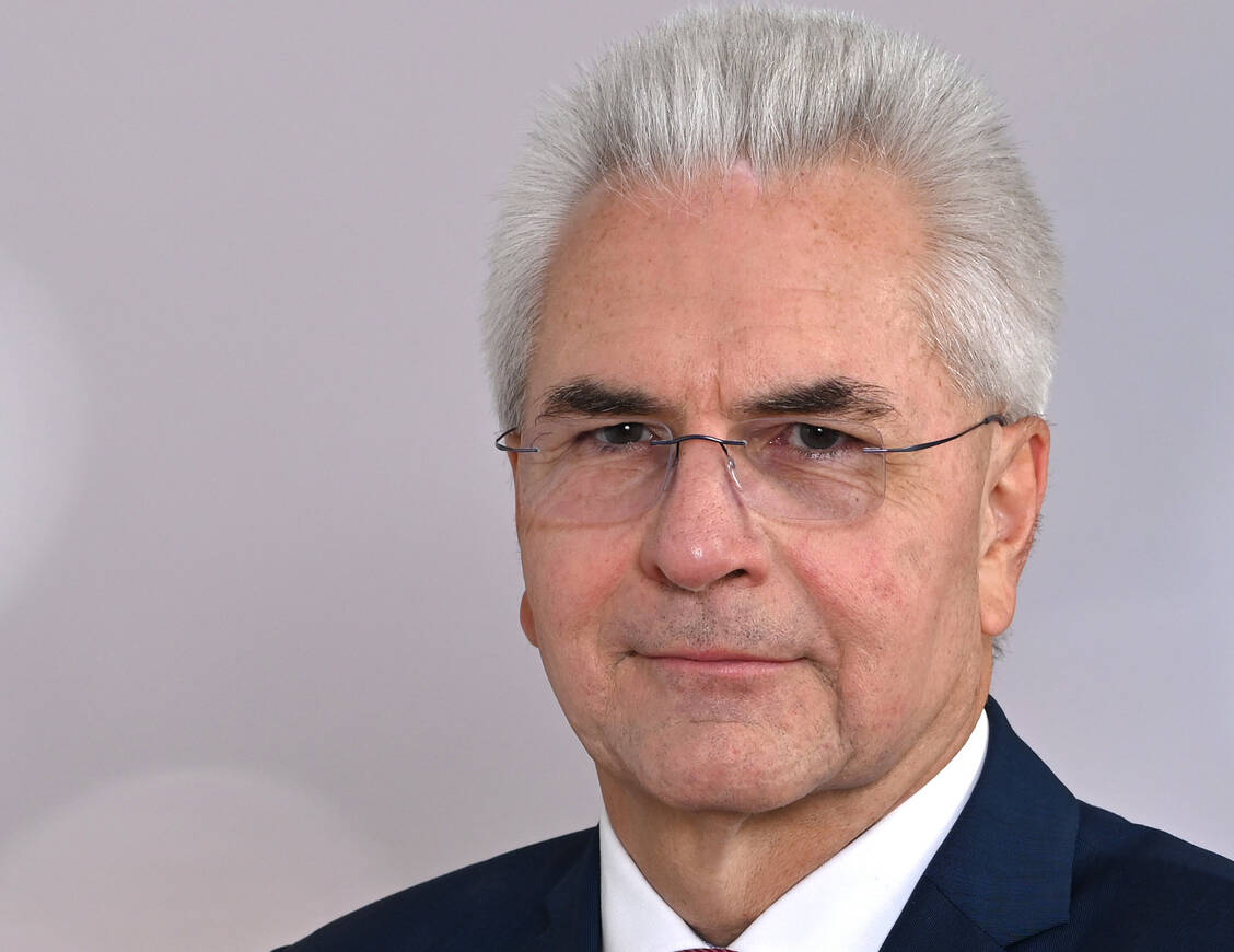 »Nicht nur bei Spezialrezepturen gegen Krebs, sondern auch bei der Versorgung mit Hilfsmitteln brauchen die Patientinnen und Patienten eine individuelle Beratung und Versorgung«, sagt der DAV-Vorsitzende Hans-Peter Hubmann. / © ABDA