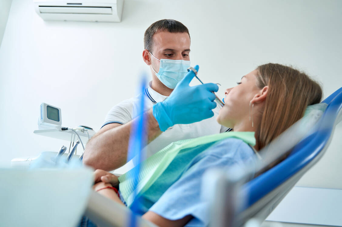 Bei vielen Eingriffen, zum Beispiel beim Zahnarzt, reicht eine örtliche Betäubung aus. Sie wirkt lokal begrenzt und der Patient ist bei vollem Bewusstsein. / Foto: Adobe Stock/Svitlana