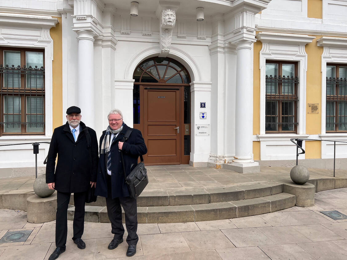 Der Präsident der Apothekerkammer Sachsen-Anhalt, Jens-Andreas Münch (links), und der Vorsitzende des Landesapothekerverbandes Sachsen-Anhalt, Mathias Arnold, vor dem Magdeburger Landtag. / Foto: Apothekerkammer Sachsen-Anhalt