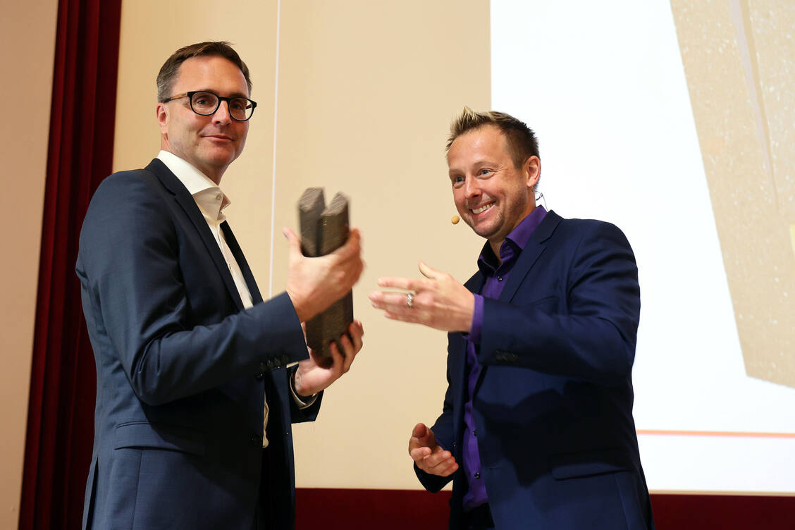 Ralph Hüffer, Mitglied der Geschäftsleitung Idorsia Pharmaceuticals Germany (links), bekam in Meran den PZ-Innovationspreis von PZ-Chefredakteur Sven Siebenand überreicht. / Foto: PZ/Alois Müller