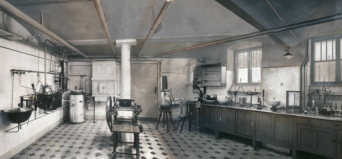 Laboratorium der Firma Dr. Kade in der Oranienbaum-Apotheke um 1900. / Foto: Firma Dr. Kade