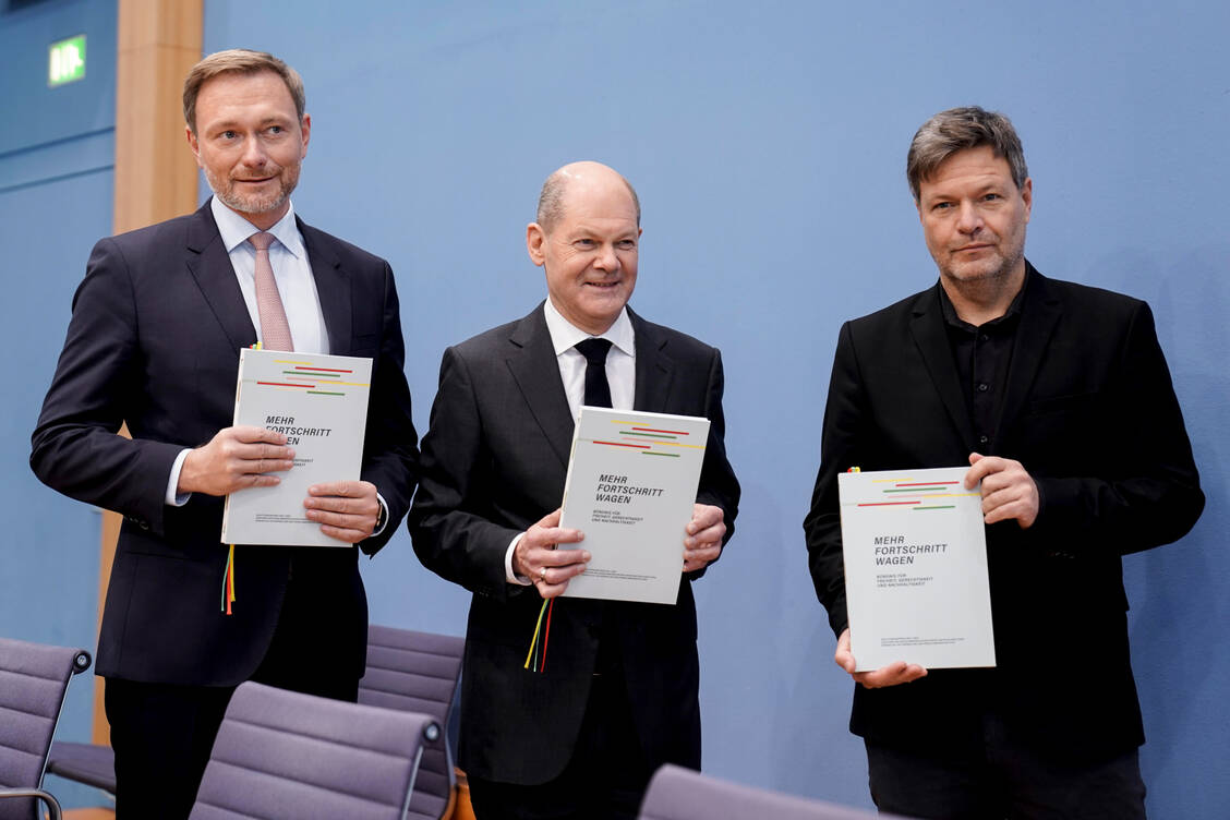 »Mehr Fortschritt wagen« lautet der Titel des Koalitionsvertrags der Ampel, den Olaf Scholz (SPD, M.), Christian Lindner (FDP, l.) und Robert Habeck (Grüne) am 7. Dezember 2021 vorstellten.  Wie viele Fortschritte sie bis zur Halbzeit ihrer Legislatur gemacht hat, wurde nun unter die Lupe genommen.  / Foto: picture alliance / Flashpic