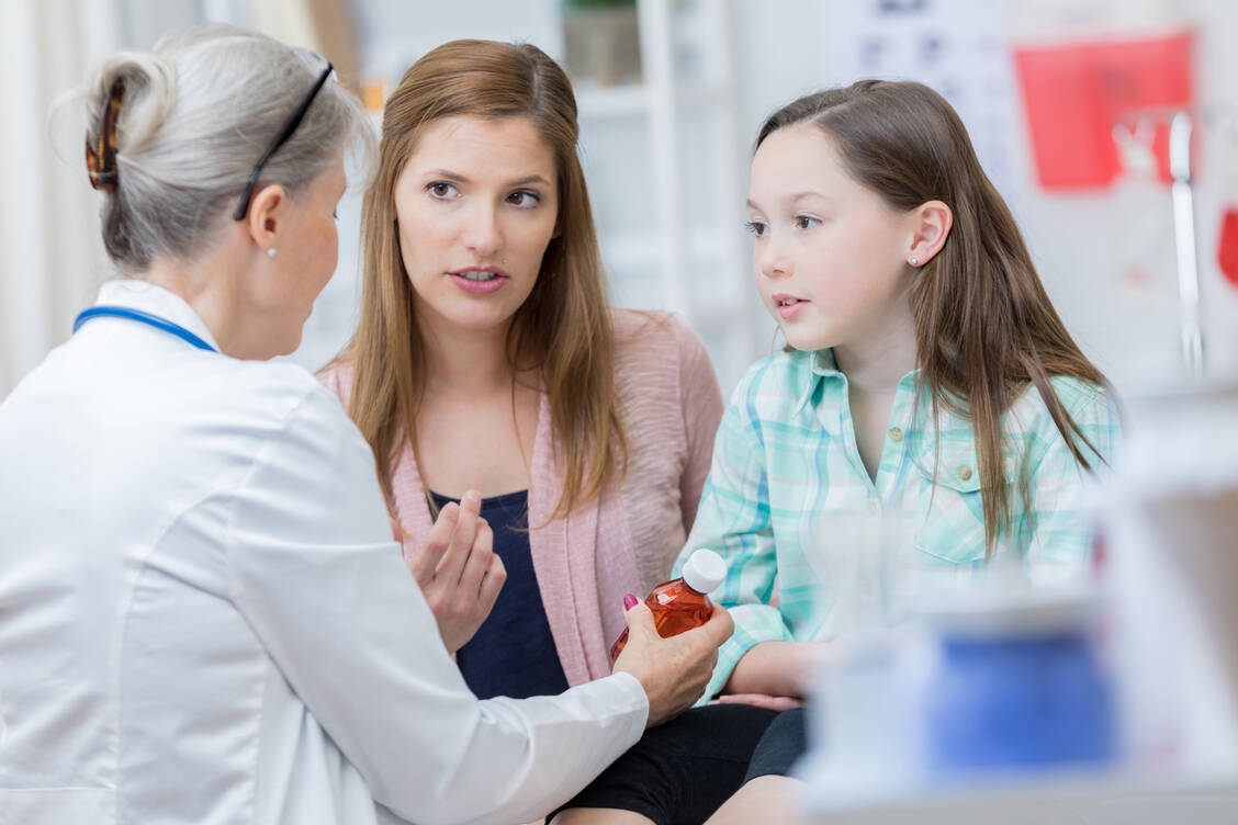 Bald erhalten Apothekerinnen und Apotheker die Möglichkeit, bestimmte Kinderarzneimittel flexibler und ohne Rücksprache mit dem Arzt auszutauschen. Damit sollen sie besser auf Engpässe reagieren können. / Foto: Getty Images/Steve Debenport