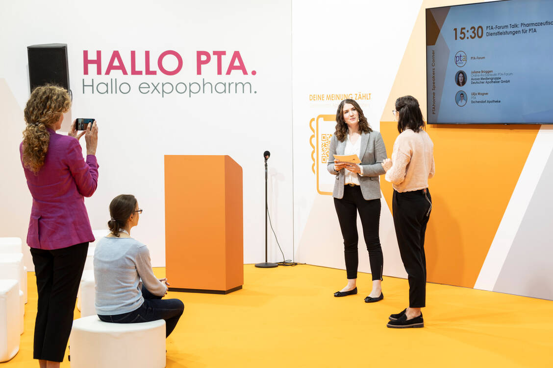 Auch die Redaktion von PTA-Forum ist wieder im PTA-Home-Bereich, dem »Zuhause für PTA auf der Expopharm«, vertreten und moderiert Talks zu verschiedensten Themen. / Foto: Avoxa/Expopharm
