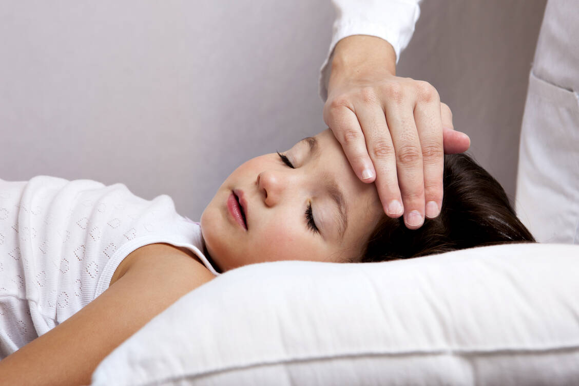 Nicht jedes fiebernde Kind muss in die Notaufnahme, meint der Berufsverband der Kinder- und Jugendärzte. / Foto: Shutterstock/Juan Aunion