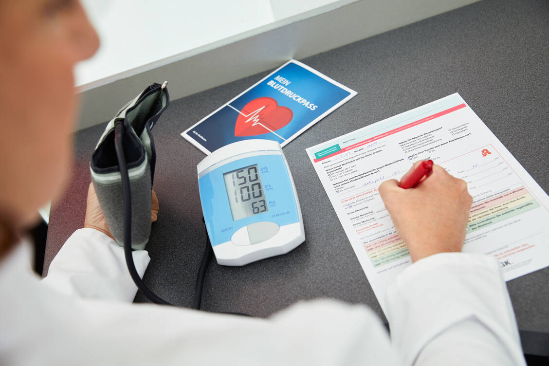 Der Informationsbogen Blutdruck dient als zentraler Leitfaden bei der Durchführung der pDL »Standardisierte Risikoerfassung hoher Blutdruck«.  / © ABDA