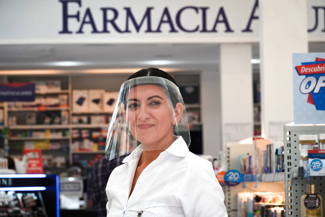 Weltweit haben die Apotheken in der Corona-Krise einiges an Mehrarbeit zu leisten. Schutz vor Ansteckung mit dem Virus ist wichtig. Das nimmt auch diese Mitarbeiterin einer Apotheke in Argentinien ernst. / Foto: picture-alliance/Florencia Martin/dpa