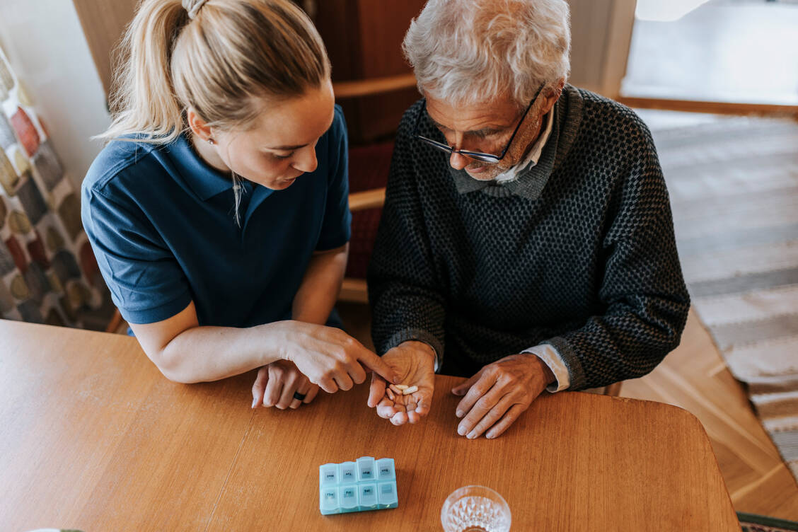 Polypharmazie ist grundsätzlich negativ konnotiert, für viele ältere Menschen aber durchaus angemessen und lebensverlängernd. / © Getty Images/Maskot