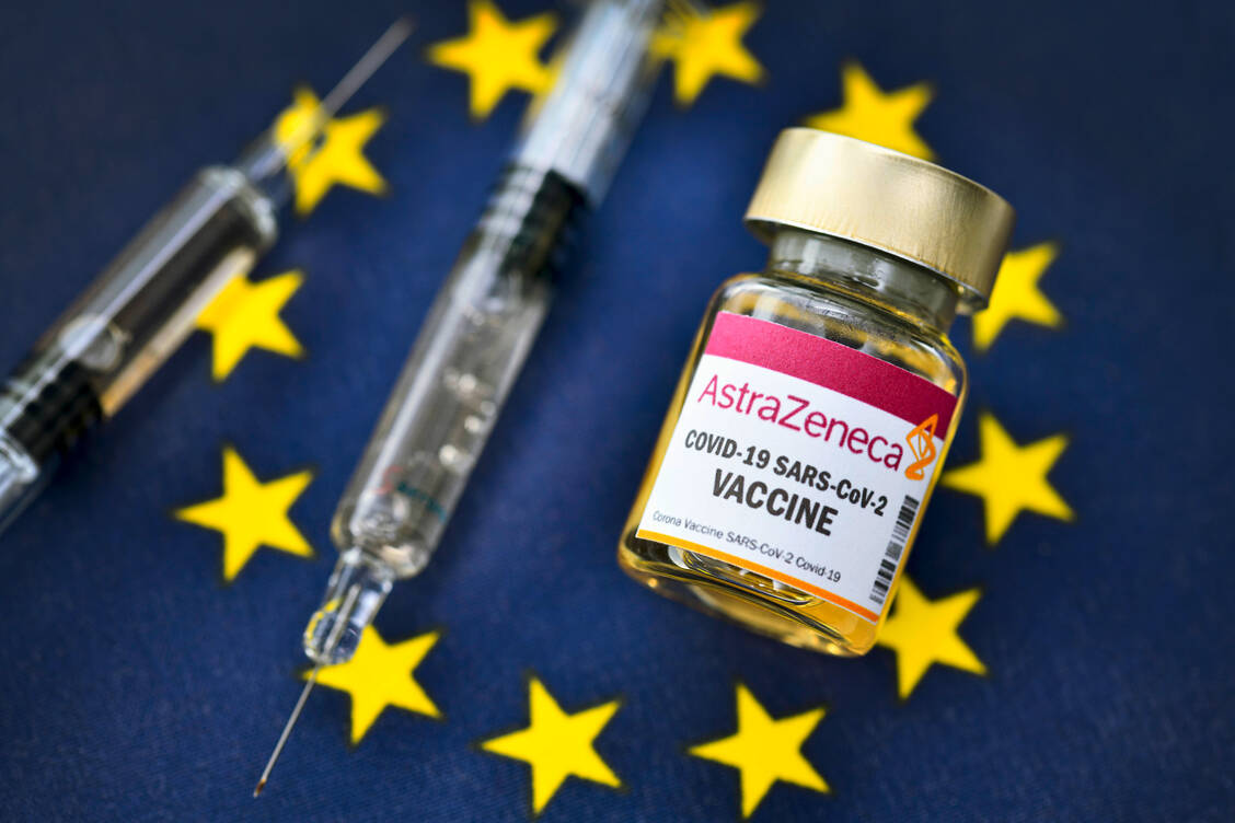 400 Millionen Impfdosen hat sich die EU von diesem Impfstoff (Symbolbild) gesichert, doch liegt sie derzeit im Streit mit Astra-Zeneca aufgrund von Verzögerungen bei der Auslieferung. / Foto: imago images/Christian Ohde