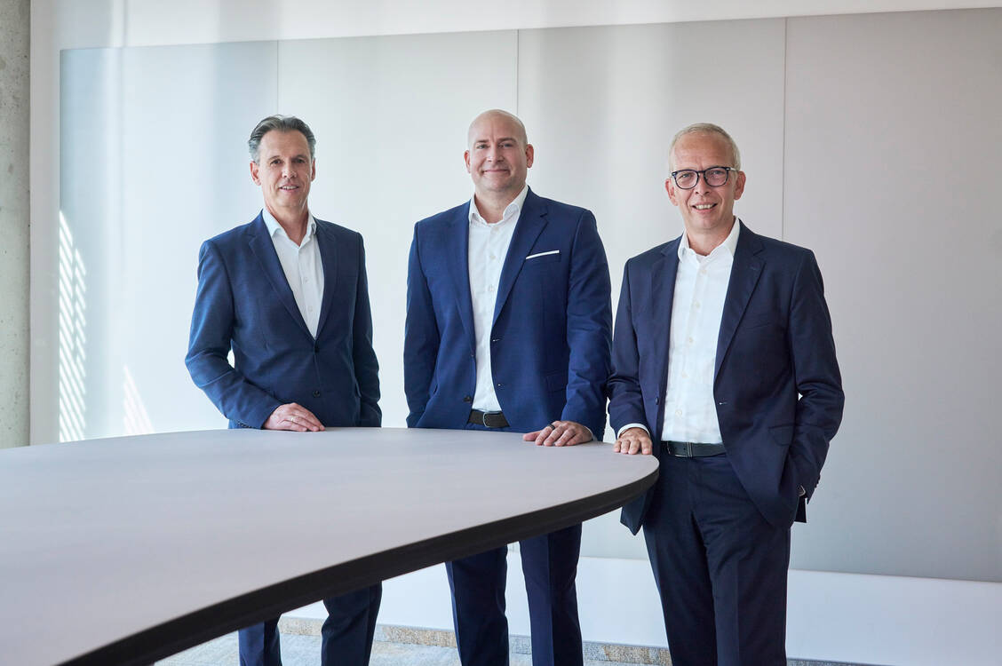 IT-Vorstand Lars Polap (links) hat Noventi zum Jahreswechsel verlassen. Mark Böhm (CEO) und Frank Steimel (Finanzen, rechts im Bild) führen den Apothekendienstleister als Vorstandsduo weiter. / © Noventi