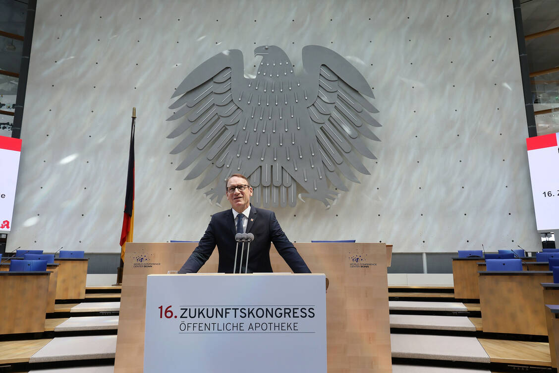 AVNR-Chef Thomas Preis eröffnet den 16. Zukunftskongress öffentliche Apotheke in Bonn. / Foto: Alois Mueller
info@amfotos.com