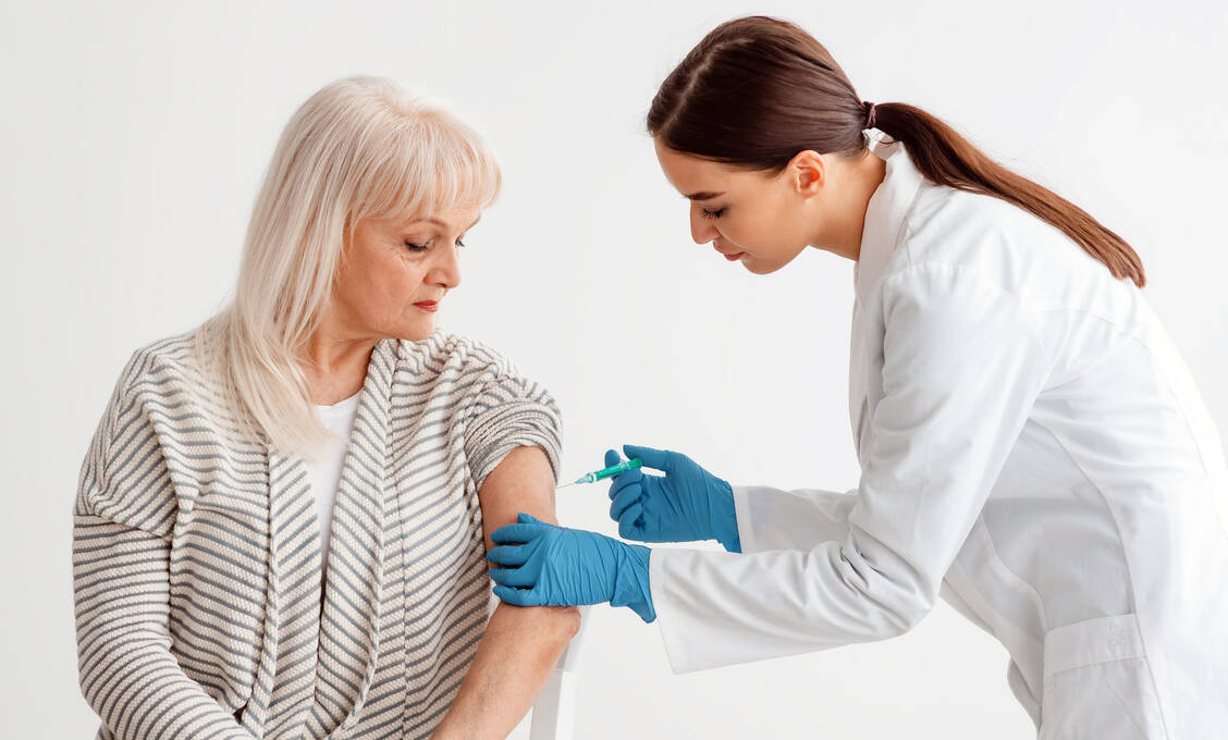 Eine wesentliche Maßnahme zur Infektionsvermeidung / © Shutterstock/Prostock-studio