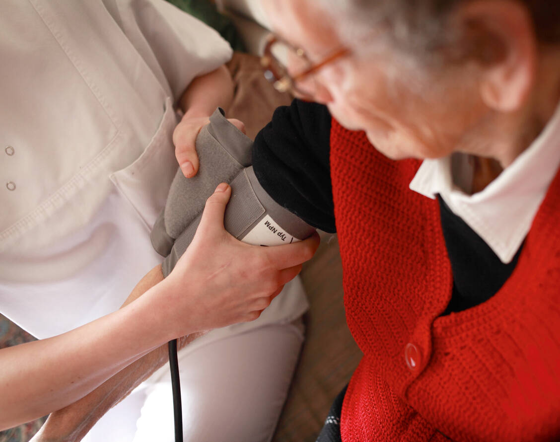 Hypertonie ist häufig die Ursache, aber auch eine Folge des chronischen Nierenversagens. Eine regelmäßige Blutdruckkontrolle gehört zum Therapiemanagement. Foto: AOK