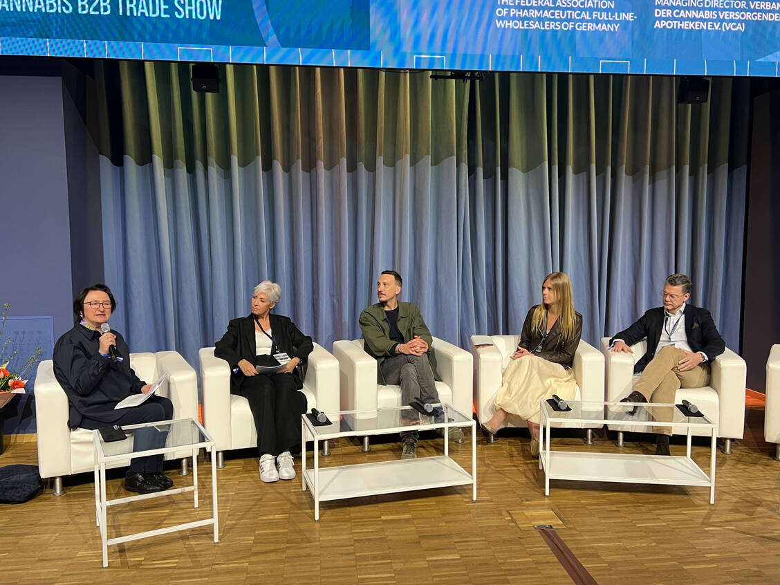 v.l.: Moderatorin Sita Schubert, Christiane Neubaur (VCA), Timo Bongartz (Kündig Pharmaceutical Solutions), Hannah Bellmann (Medios Pharma) und Phagro-Geschäftsführer Thomas Porstner. / © PZ/Höhn