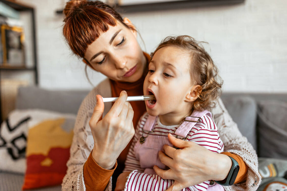 Mit Oralspritzen lassen sich flüssige Zubereitungen genau abmessen. / Foto: Getty Images/hobo_018