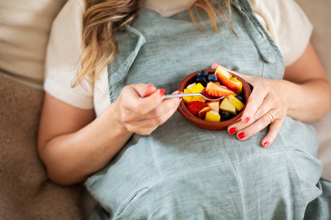 Qualität schlägt Quantität: Schwangere sollten besonders auf eine ausgewogene, nährstoffreiche Ernährung setzen. / © Getty Images/Kathrin Ziegler