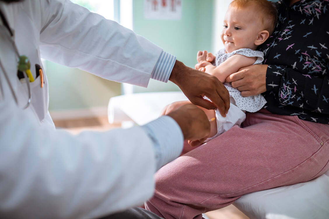 Impflücken gefährden vor allem Säuglinge, ältere sowie immungeschwächte Menschen. Diese sollten sich unbedingt gemäß den Empfehlungen impfen lassen – gerade Säuglinge und Kleinkinder zu den empfohlenen Zeiten, nicht später. / © Getty Images/Geber86
