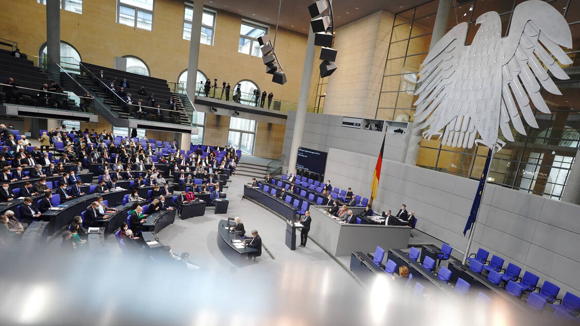 Zur ersten Lesung des Impfpräventionsgesetzes kam der Bundestag heute zusammen. Debattiert wurde lebhaft, besonders über die geplante Teil-Impfpflicht. / Foto: picture alliance/dpa