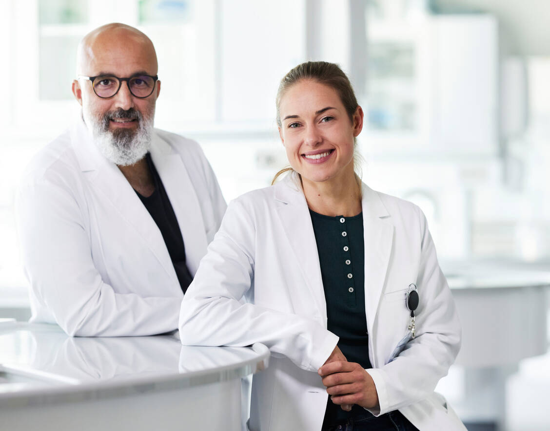Am besten für die Arzneimitteltherapiesicherheit der Patienten ist eine gemeinsame Betreuung durch Arzt und Apothekerin. Dabei sollten die beiden vorher klären, wer für welche Aufgaben zuständig ist. / Foto: Getty Images/Thomas Tolstrup