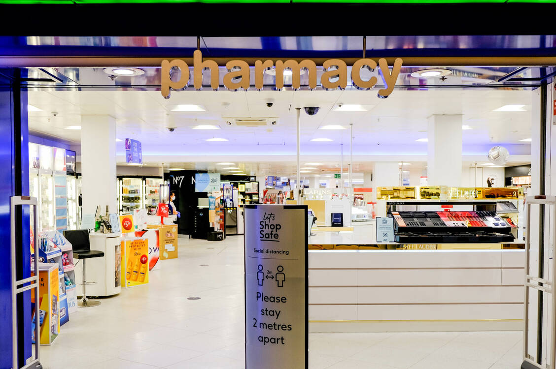 Apotheken, die an Versorgungszentren angegliedert sind, sollen demnächst als erste den neuen »unabhängigen Verschreibungsservice« anbieten. / Foto: Adobe Stock/Martin Lee