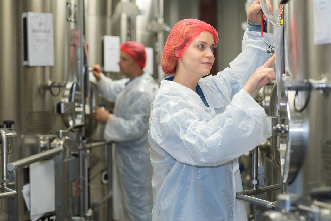 Die Synthese von Wirkstoffen in Bakterienkulturen hat den Vorteil, dass sie eine kontinuierliche Produktion ermöglicht. / Foto: Adobe Stock/auremar