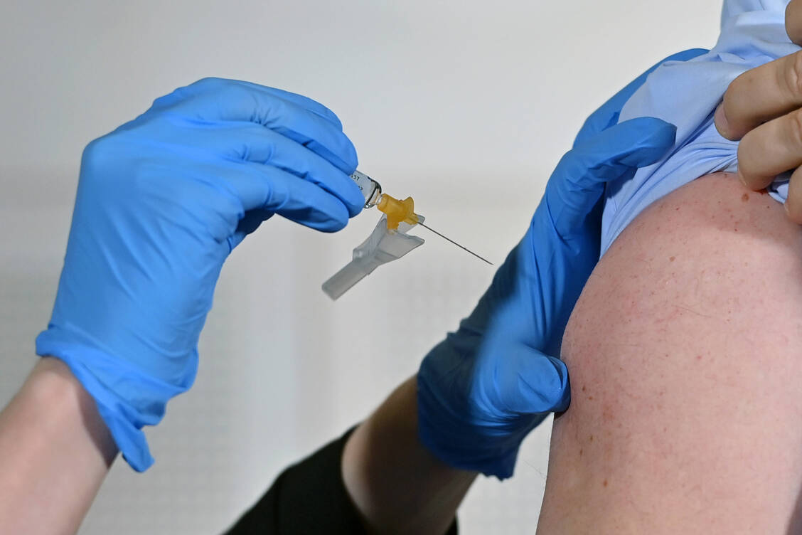 In den Bundesländern, in denen der Dienstag (31. Oktober) ein Feiertag ist, sollten Apotheken Covid-19-Impfstoffe für die 45. KW bereits am Montag (30. Oktober) bestellen. / Foto: imago images/Sven Simon