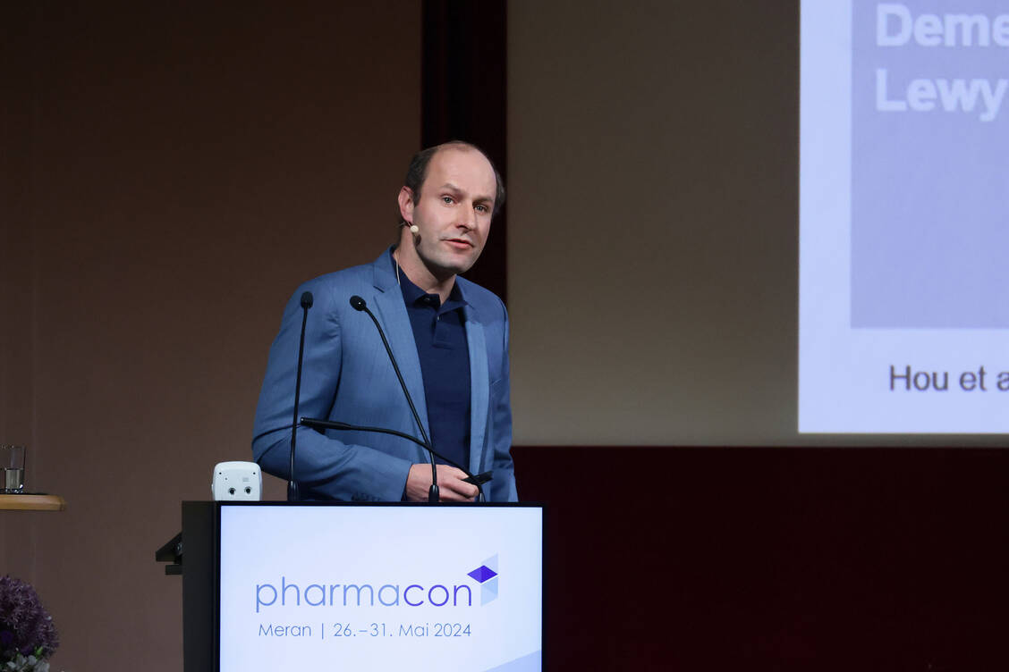 Professor Dr. Daniel Merk von der Ludwig-Maximilians-Universität München stellte mögliche zukünftige Wirkstoffklassen für die Behandlung neurodegenerativer Erkrankungen vor. / Foto: PZ/Alois Müller