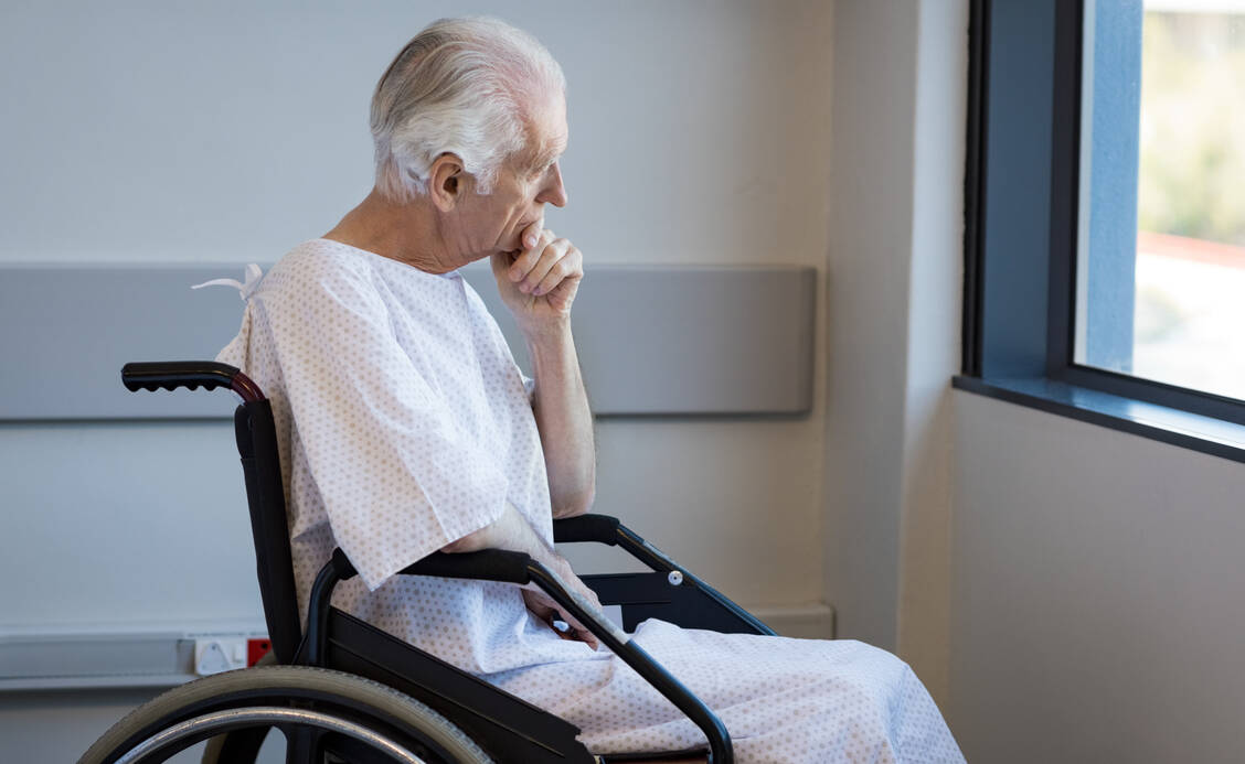 Hohes Alter, Einsamkeit und schwere Krankheit: Das sind Risikofaktoren für Suizidalität. Männer nehmen sich viel häufiger das Leben als Frauen. / Foto: Shutterstock/Rido