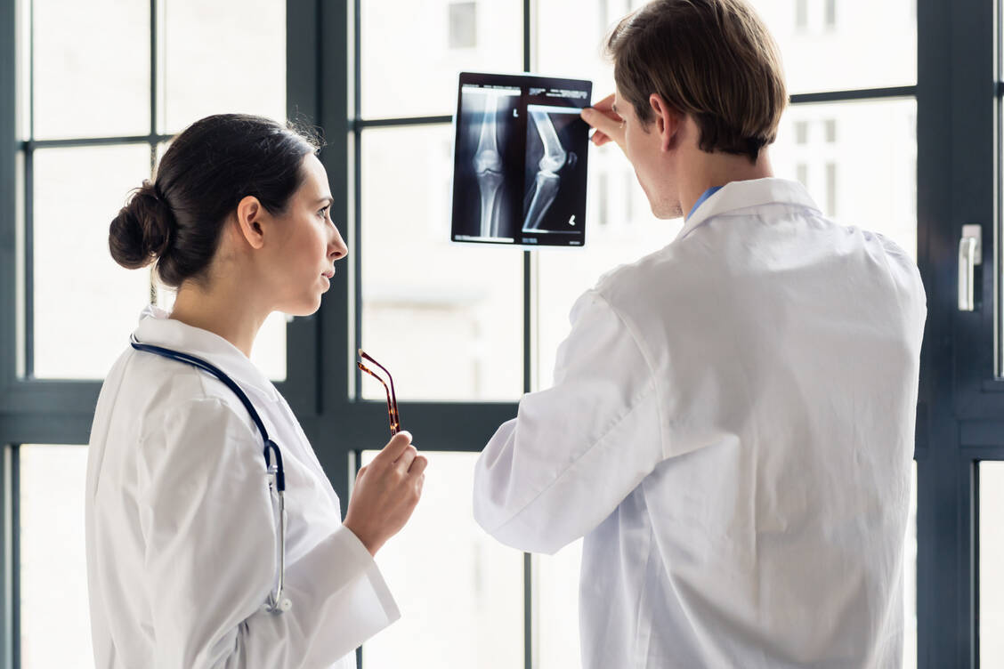 Jede zweite Klinik plane notgedrungen eine Verschärfung der Sparmaßnahmen, die mitunter versorgungsrelevante Bereiche betreffen, so der Vorstandschef der Deutschen Krankenhausgesellschaft (DKG), Gerald Gaß. / Foto: Adobe Stock/Kzenon