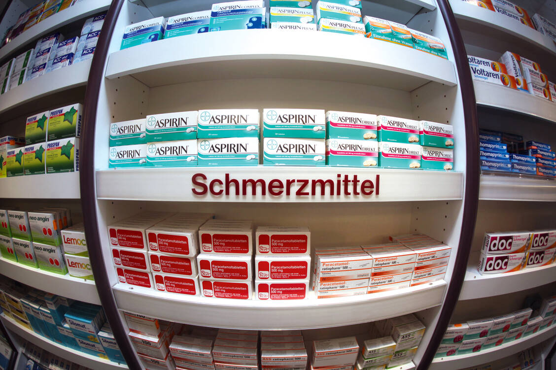 Der Deutschen Gesellschaft für Schmerzmedizin ist die Abgabe rezeptfreier Schmerzmittel in den Apotheken ein Dorn im Auge. / Foto: dpa