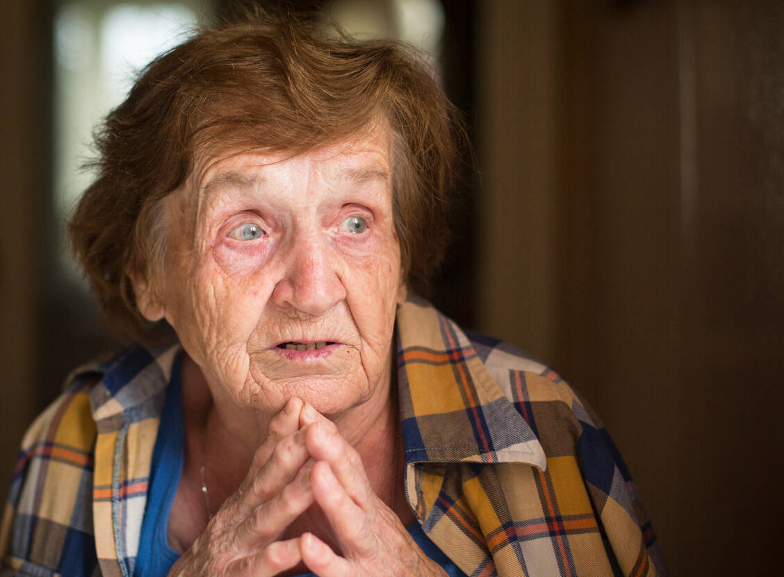 Im Stadium der leichten kognitiven Beeinträchtigung machen sich bei Menschen mit Alzheimer-Erkrankung erste Gedächtnisprobleme bemerkbar. Die Patienten sind jedoch noch selbstständig. / © Adobe Stock/De Visu