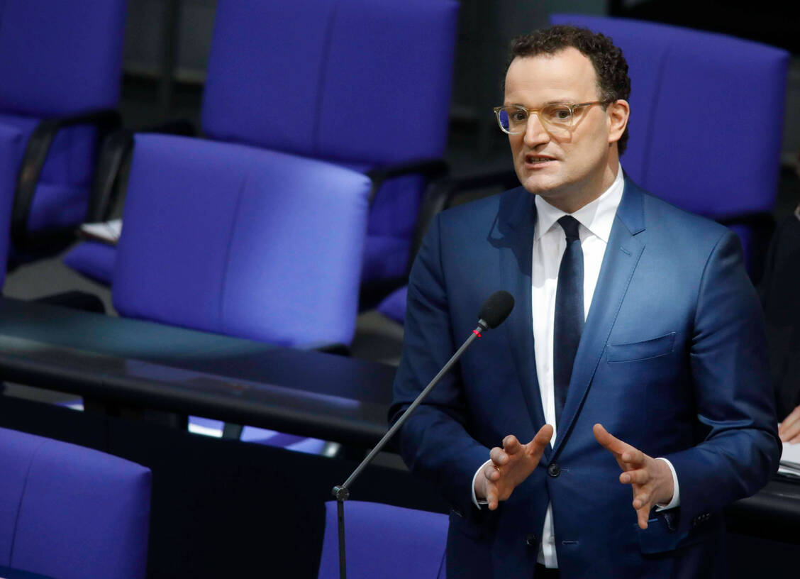 Im Bundestag stand Gesundheitsminister Jens Spahn den Abgeordneten heute eine Stunde lang Rede und Antwort.  / Foto: Imago images/Jochen Eckel